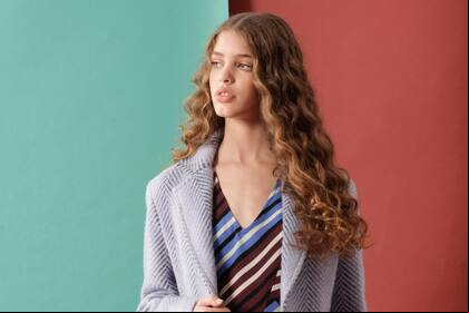 Vestidos y remeras opt art resaltan su efecto visual cuando se usan con tapados entramados. Conseguí este total look de Vitamina en Dressit.com