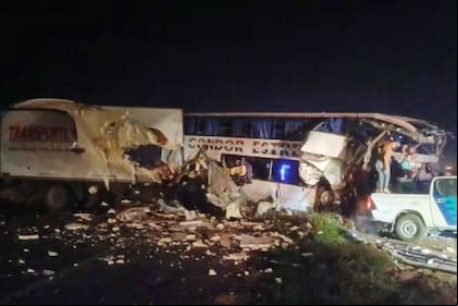 Violento choque entre un camión y un colectivo en la ruta 3: hay cuatro muertos