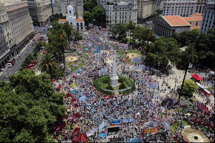 Vista aérea de la Plaza de Mayo donde los de las organizaciones sociales se reúnen el 20 de diciembre de 2021, durante el 20 aniversario del llamado "corralito"