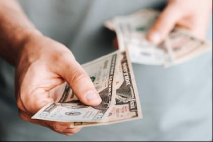 Ya se puede pedir la devolución de las percepciones a cuenta de Ganancias por la compra de dólares o gastos en el exterior