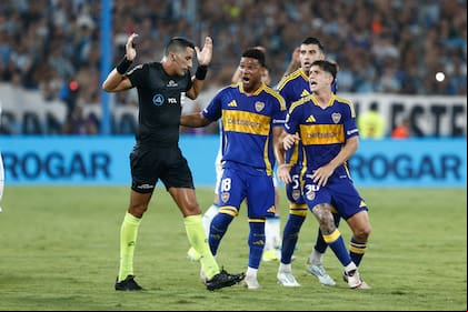 Yael Falcón Pérez parece despegarse de las críticas que recibe de Fabra y Belmtone en un clásico que Boca perdió ante Racing por 2-0, el 8 de febrero de 2025, por el Torneo Apertura