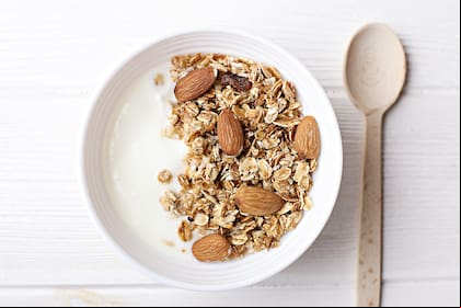 Yogur griego y la avena, alimentos que contribuyen a mejorar la flora bacteriana